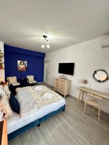 雅西Q Apartament Palas Mall的一间卧室设有一张大床和蓝色的墙壁