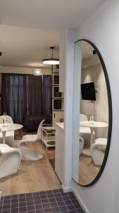 古多里Tina`s Apartment (Gudauri)的带镜子的房间和客厅