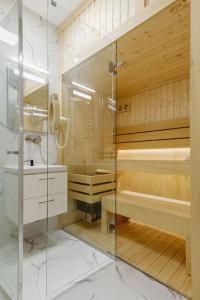 考斯赛力克MountainBase - Widokowy 1的带淋浴、卫生间和盥洗盆的浴室