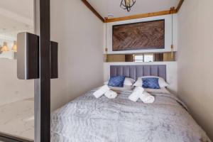 考斯赛力克MountainBase - Widokowy 1的一间卧室配有一张带蓝色和白色枕头的床