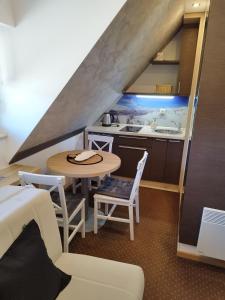 科帕奥尼克Apartment Maja Konaci的小厨房配有桌子和桌椅