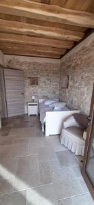 TarzoAgriturismo La Pina的一间卧室设有两张床和石墙