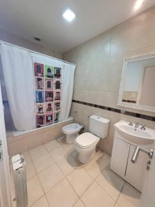 马德普拉塔Aguamarina MDQ Duplex的一间带卫生间和水槽的浴室