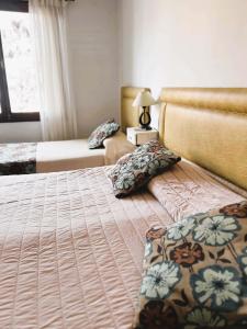 米娜克拉韦罗Coronado Hotel的一间卧室配有两张床和一张带台灯的桌子