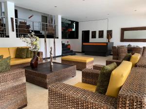 普拉多Isla Privada al interior de Colombia en Prado Tolima的客厅配有柳条椅和沙发