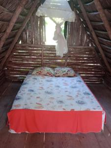 卡马萨里Cabana juriti的木屋内的一个床位