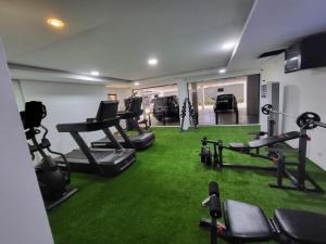 拉各斯Ikoyi/Banana Studio Room的健身房设有跑步机和跑步机