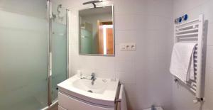 Corazón de Javalambre的白色的浴室设有水槽和镜子