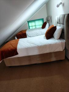 贝拉贝拉Unit 89 Pendleberry Holiday Resort的一间卧室配有一张大床和床头板