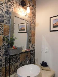 梅里达Hotel Boutique Casa Flor de Mayo的一间带水槽和镜子的浴室