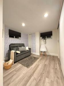 Two cozy bedroom and sofa studio with great location的休息区