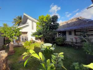 PiraeTokerau Tahiti的享有带桌椅的房屋景致