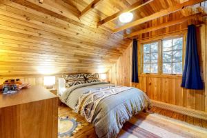 加文门特营The Cozy Govy Cabin的小木屋内一间卧室,配有一张床