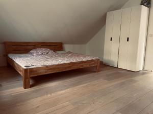 BardowickVesta Waldhaus Bardowicker Heide的一间卧室配有床和白色橱柜