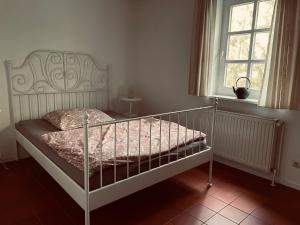 BardowickVesta Waldhaus Bardowicker Heide的卧室内的一张白色床,设有窗户