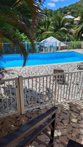 莱特鲁瓦西莱T2 cosy, spacieux et confortable的游泳池前的长凳