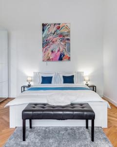 布达佩斯Szondi Residence的卧室配有一张白色大床和一幅画