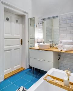 布达佩斯Szondi Residence的一间带水槽和镜子的浴室