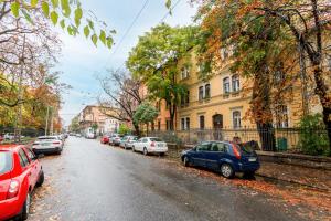 布达佩斯Szondi Residence的路边有汽车的街道