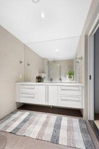 奥斯陆Modern 3bed room sea view apartment @ Oslo Barcode的白色的浴室设有水槽和镜子