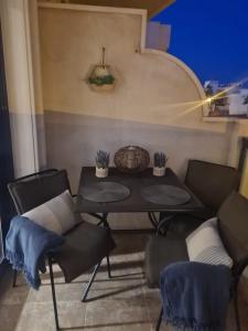 坎波阿莫Apartament Playa Marina II/Cabo Roig的墙上的桌子和椅子