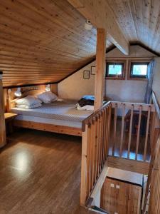 VallrunCozy mountain house in Jämtland的小木屋内带大床的房间