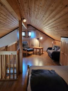 VallrunCozy mountain house in Jämtland的客厅设有大型木制天花板。