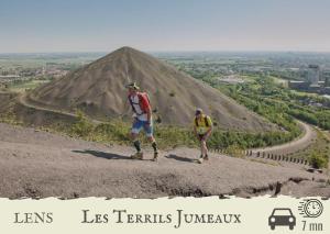朗斯Le Délice doré - Wifi - Parking Privée的两个人在金字塔顶上行走