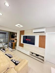 维拉维尔哈Edifício Maximus的客厅配有两张沙发和一台电视