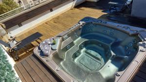 埃尔切Ático de Lujo con Jacuzzi Climatizado en Terraza的甲板上的热水浴池