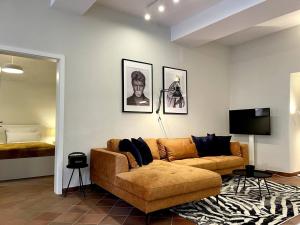 皮尔纳Design-Suite Am Markt的带沙发和电视的客厅