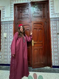 拉巴特Dar Yassine的站在木门前的妇女
