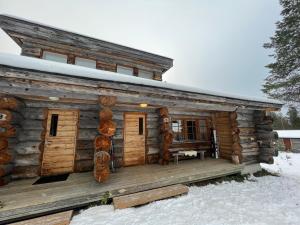 鲁卡Ruka Saaruakuja 3 as 1-4的小木屋,带雪地甲板
