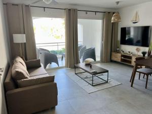 巴亚希贝Komfortowy Apartament z 4 Basenami i Pięknym Ogrodem, Estrella Dominicus-Bayahibe的客厅配有沙发和桌子