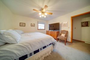 东北Cozy Ripley Apartment - 21 Mi to Downtown Erie!的一间卧室配有一张床和吊扇