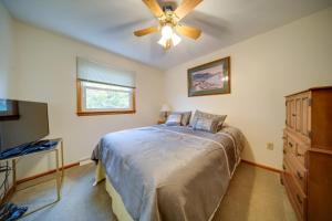 东北Cozy Ripley Apartment - 21 Mi to Downtown Erie!的一间卧室配有一张床和吊扇