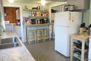 西塞德Seaside OR- Chic Family Beach Escape & Fast Wi-Fi的厨房配有白色冰箱和水槽