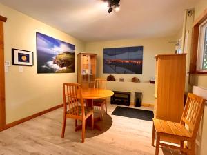 Port AliceFrigon Suite -Waterfront的一间带桌椅的用餐室