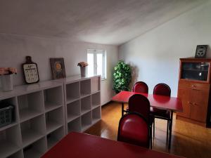 布拉加Guest House Sir Manuel - Unidade São Vicente的一间设有红色桌子和红色椅子的用餐室