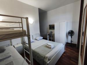 布拉加Guest House Sir Manuel - Unidade São Vicente的小房间设有两张双层床和风扇