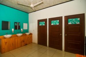 蓬塔雷纳斯Puntarenas Bed & Coffee by Aldea的一间带两个盥洗盆和两个门的浴室