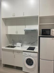 马德里Moncloa apartment, con parking的厨房配有洗衣机和水槽