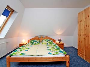 马尔肖Ferienhaus am Klostergrund的一间卧室配有木床和2个床头柜