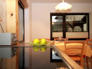 马尔肖Ferienhaus am Klostergrund的厨房里配有一张桌子,上面有一盘水果