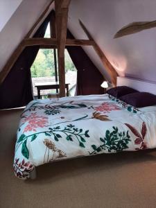 维朗德里Gîte des châteaux de la Loire的一间卧室配有一张带花卉床罩的床
