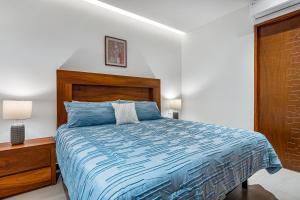 巴亚尔塔港V Golf 601的一间卧室配有一张蓝色的床和木制床头板