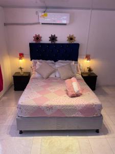 卡塔赫纳H B SULTAN SUITE的一间卧室配有一张大床和两盏灯