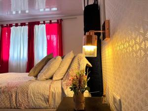 卡塔赫纳H B SULTAN SUITE的一间卧室配有红色窗帘的床