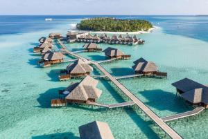 曼度马尔代夫伦格里岛康莱德酒店的水上度假村的空中景观