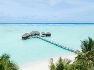 曼度马尔代夫伦格里岛康莱德酒店的水上度假村的空中景观